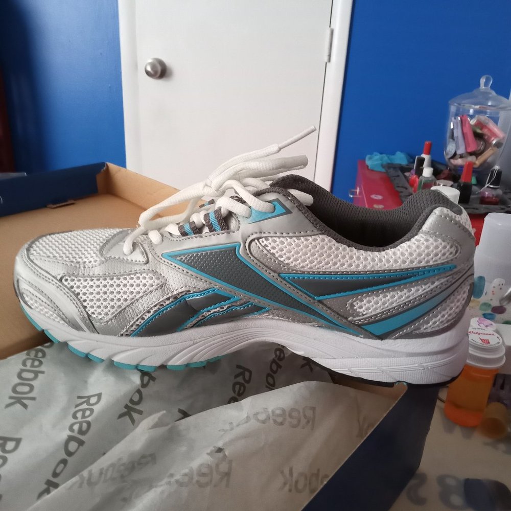 NIB women's Reebok sneakers size 9 and a half wide